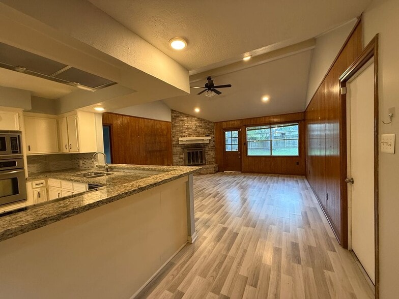 Building Photo - 422 Gamewood Dr