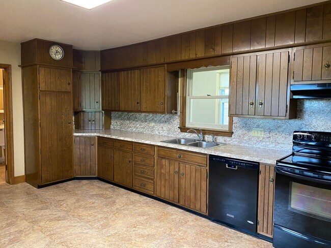 Building Photo - Coming soon! 4 Bedroom Farmhouse for Rent in Shippensburg