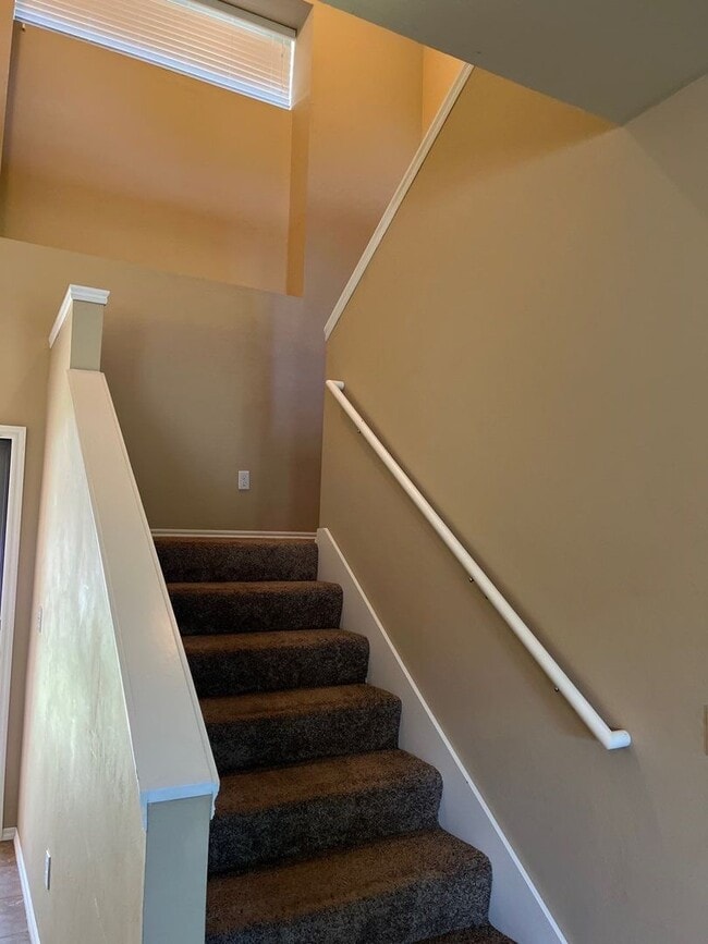 Building Photo - Available Now! - 3 bedrooms 2.5 bath