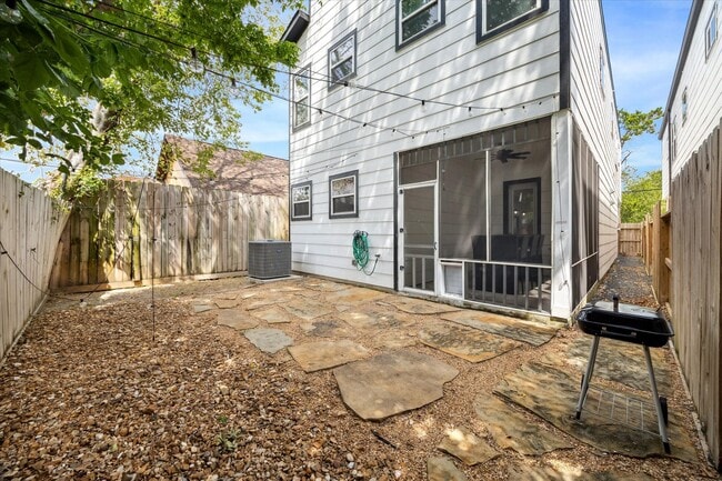 Building Photo - 5021 Creekmont Dr