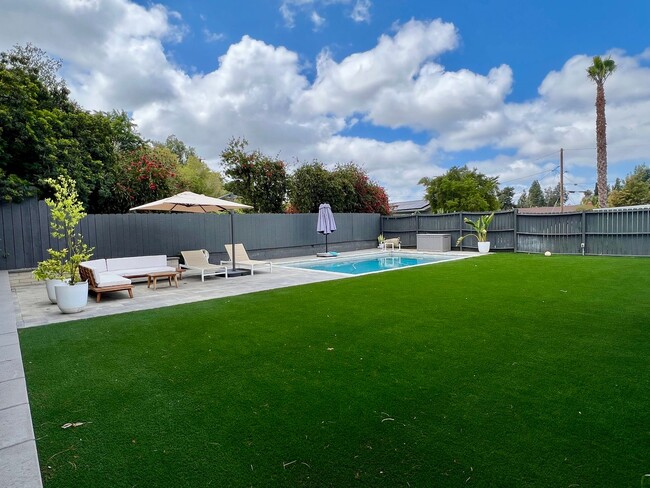 Building Photo - Beautiful, Modern, Upgraded 3 Bedroom 3 Ba...