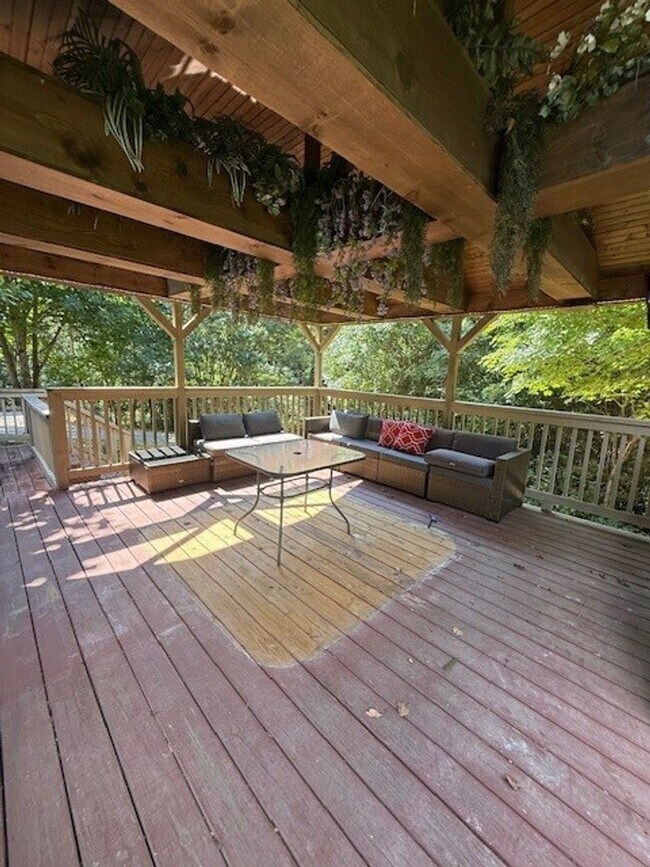 Building Photo - Available Now Spacious 3 Bedroom Home on P...