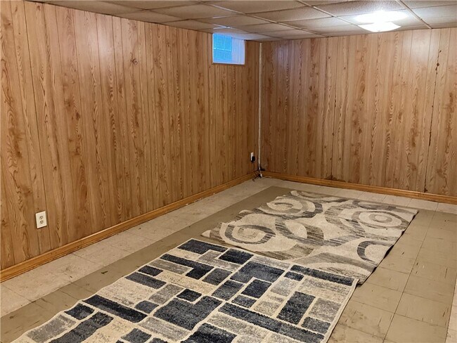 Building Photo - 553 French Rd