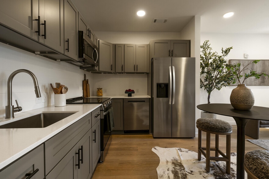 Building Photo - Delux WeHo