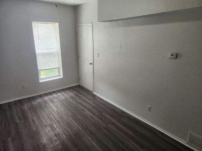 Building Photo - 1513 Des Moines St