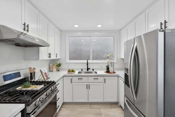 Building Photo - 876 N Mayfair Ave