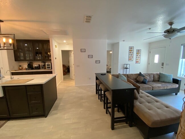 Building Photo - 3045 Palisades Dr