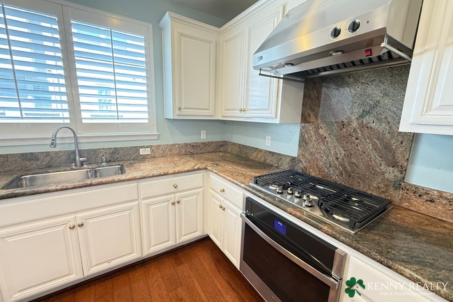 Building Photo - Spacious 3 bedroom, 2.5 Bathroom Condo w/ ...