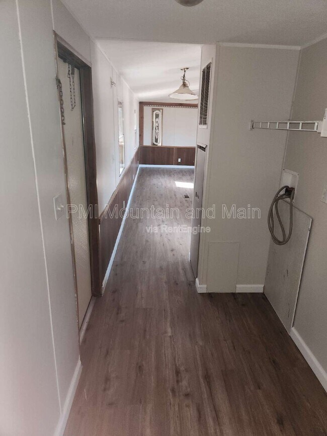 Building Photo - 15 Sarah Hill