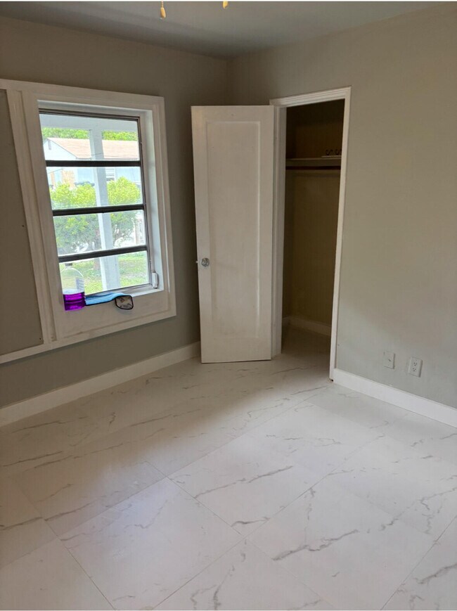 Building Photo - 706 N E St