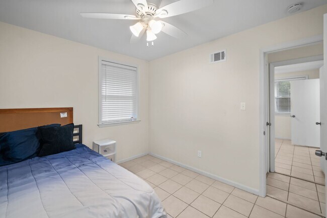 Building Photo - Southside Savannah Gem – 4BR Home in Windsor Forest with Sunroom & Patio