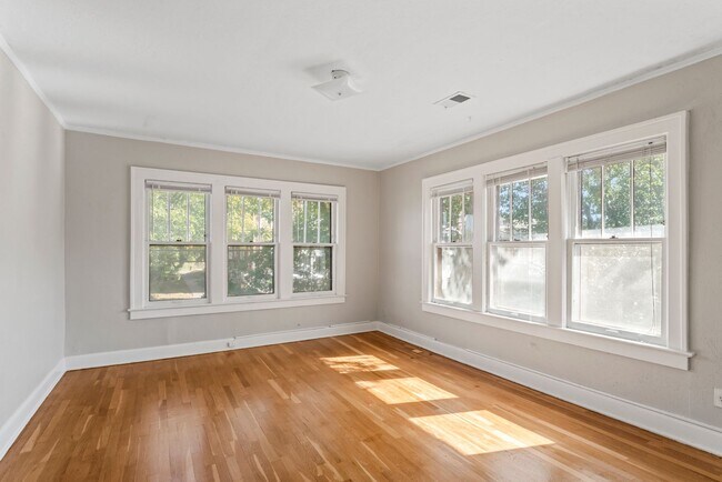 Building Photo - Charming 2-Bedroom Apartment Near UMKC – Hardwood Floors & Pet-Friendly Living in Kansas City $13...