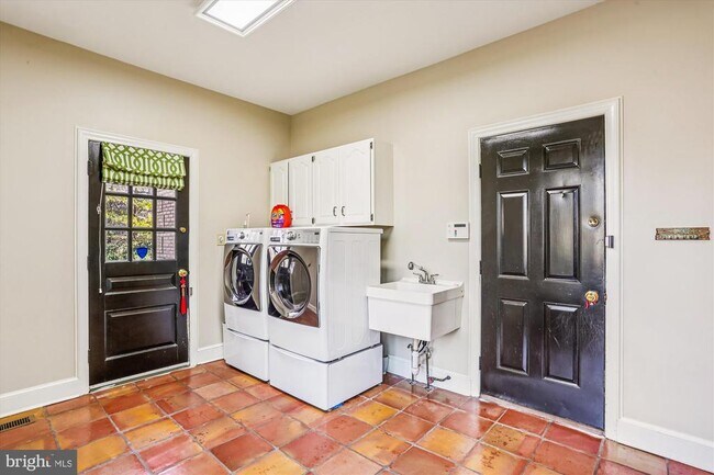 Building Photo - 9939 Bentcross Dr