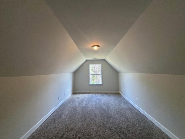 Building Photo - 80 Hawthorn Ln