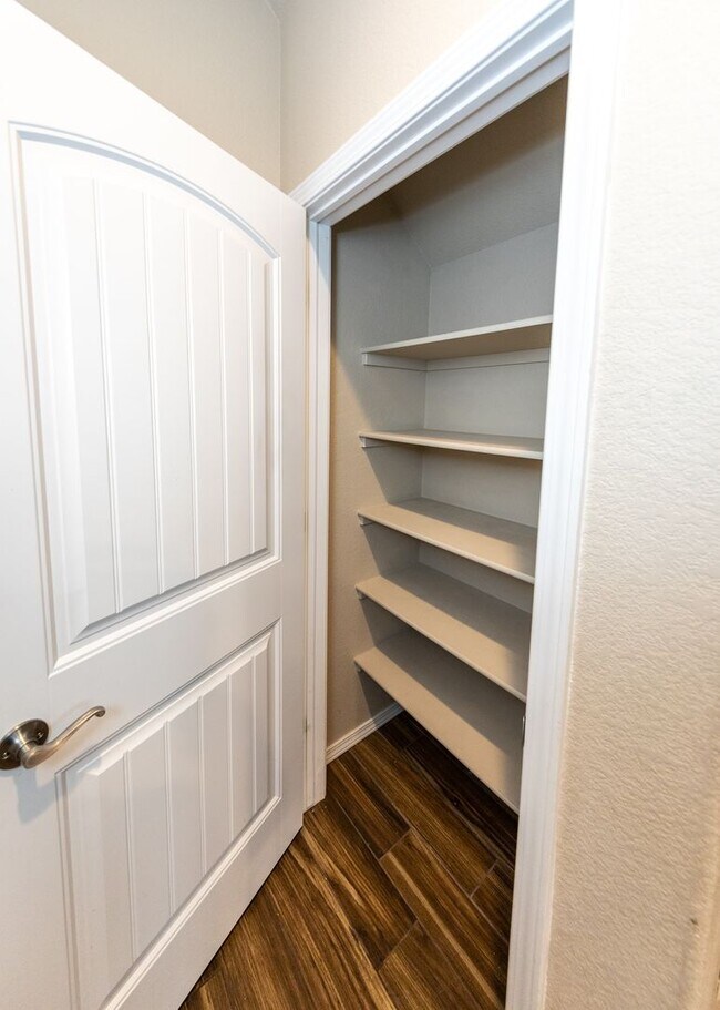 Building Photo - Newer Townhome Near Briargate
