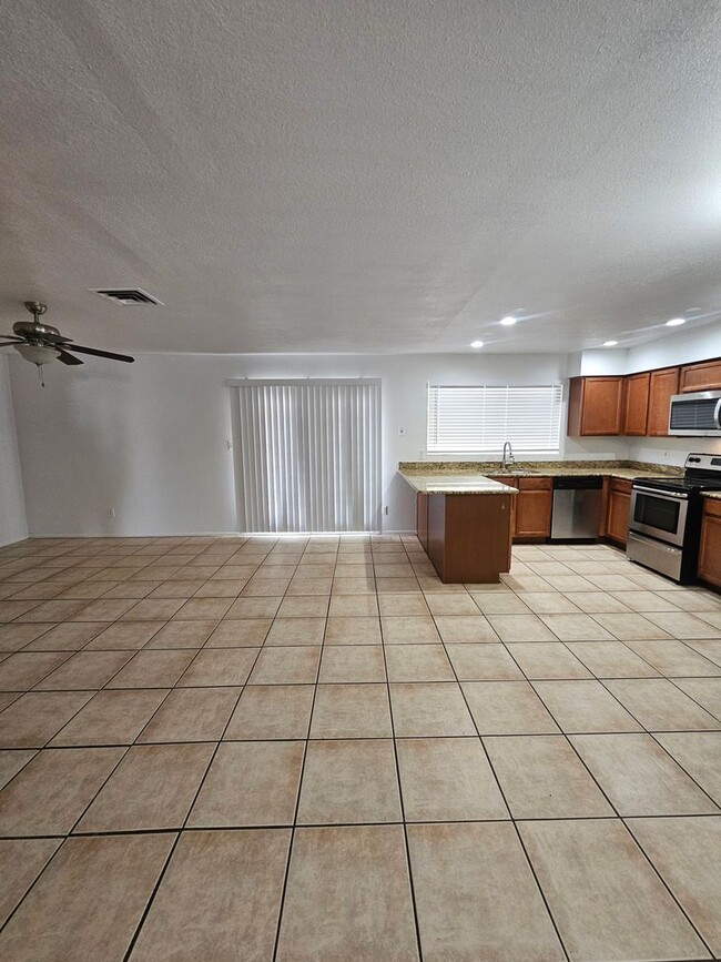 Building Photo - 3 bedroom 2 bath - North Phx home - single...