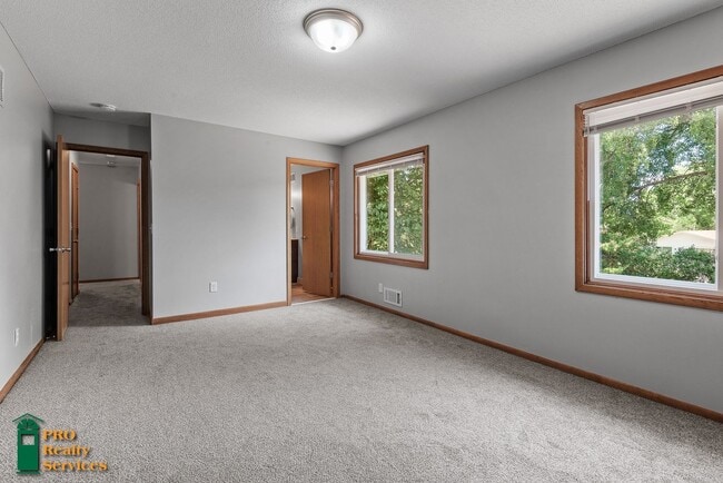 Building Photo - 4 Bedroom Home in Burnsville