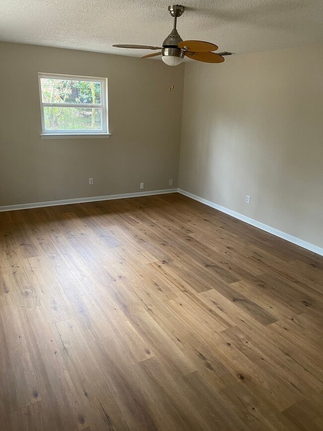 Building Photo - Charming 3 Bedroom Home with Large Yard in Theodore!