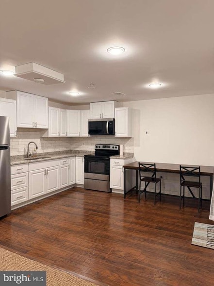 Building Photo - 3213 Valley Forest Dr