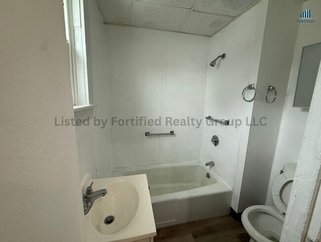 Building Photo - 42 Kilburn St