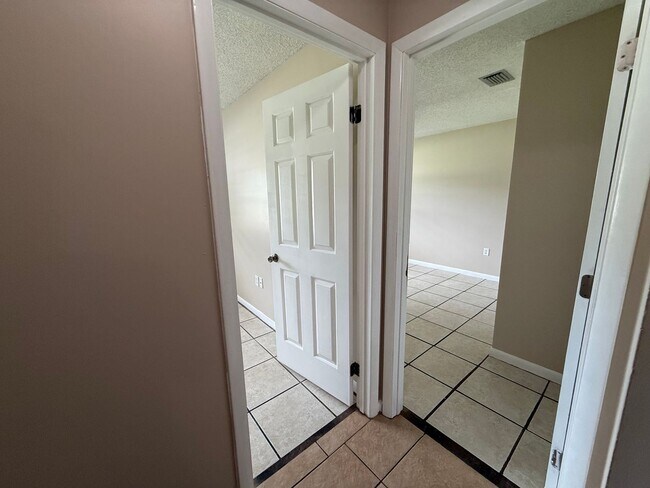 Building Photo - SLEEPY HOLLOW 3/2/2 Pool Home
