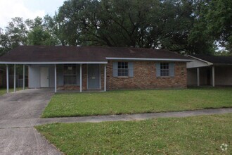 Building Photo - House: Forest Oaks