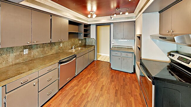 Building Photo - Charming Home In The Village!