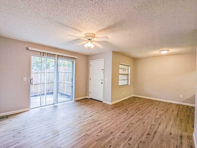 Building Photo - 3202 Bloomingdale Villas Ct
