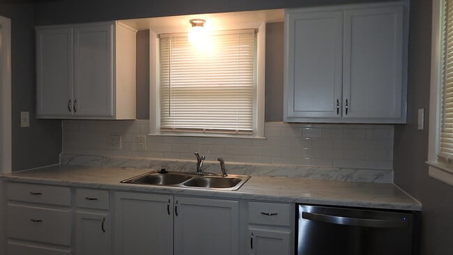 Building Photo - 3bed 2 bath in Indepedence