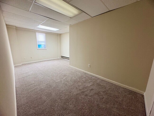 Building Photo - 1325 W Poplar St