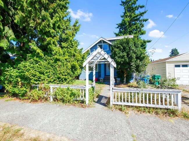 Building Photo - 2 Bed 1.5Bath Single-family House Availabl...