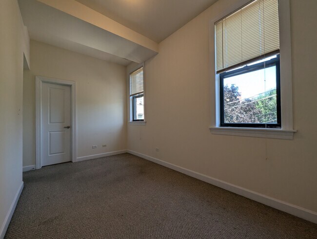 Building Photo - 4715 N Sheridan Rd