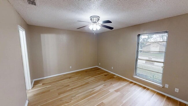 Building Photo - 414 W Voelter Ave