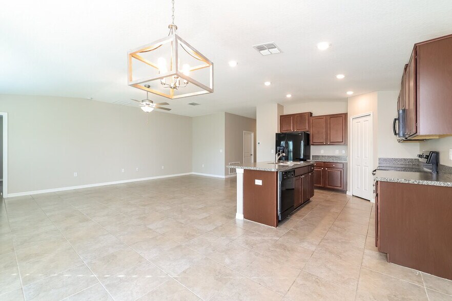 Building Photo - 39886 Dawson Chase Dr