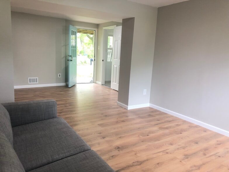 Private Entrance - 13711 Pennsboro Dr