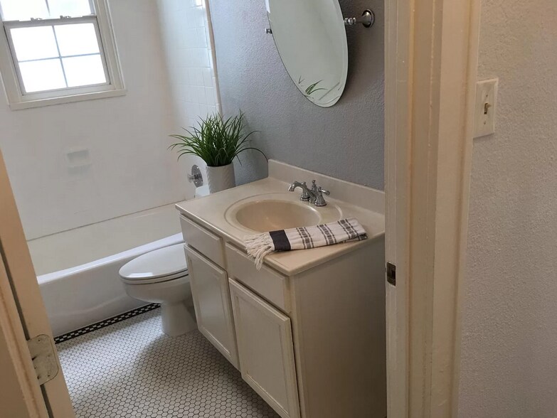Bathroom - 123 E Norwood Ct