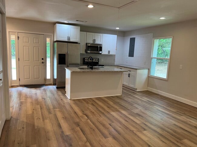 Building Photo - 1716 GA-85