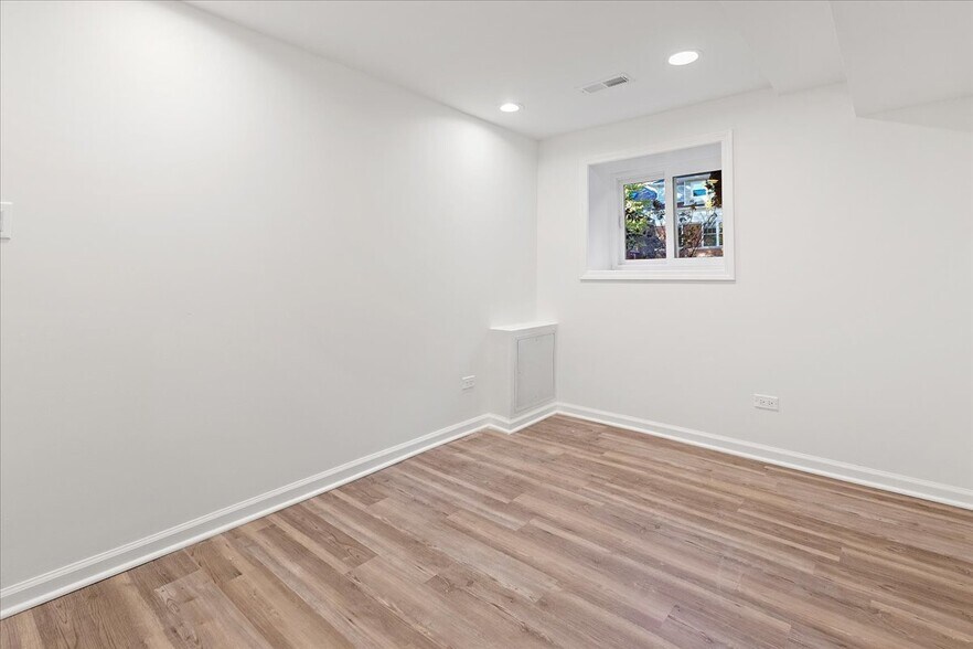 Building Photo - 2221 W Winnemac Ave