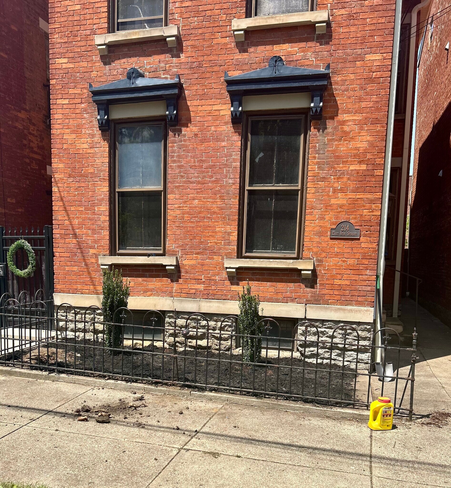 Building Photo - 214 E 8th St