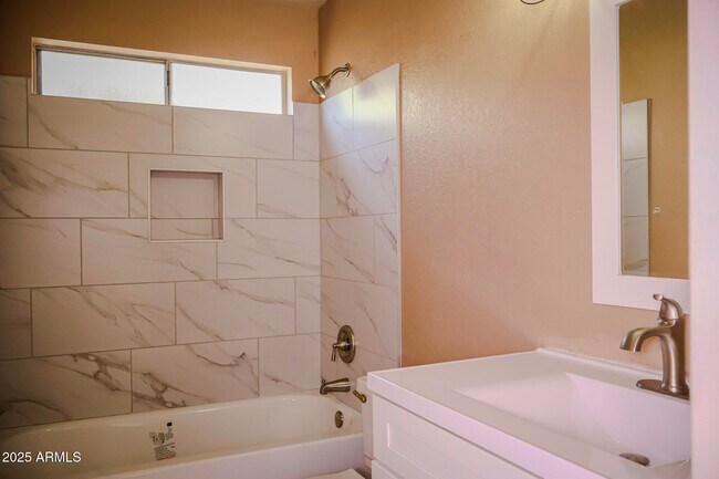 Building Photo - 3052 E Siesta Ln