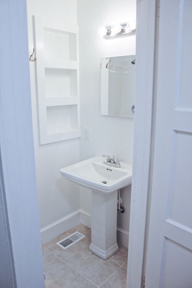 Building Photo - 3 Bedrooms 2 Full Bathrooms (one block fro...