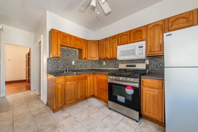 Building Photo - 46 Spruce St