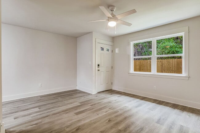 Building Photo - Welcome home to this beautifully updated 2-bedroom, 1-bath unit in a well-maintained triplex!