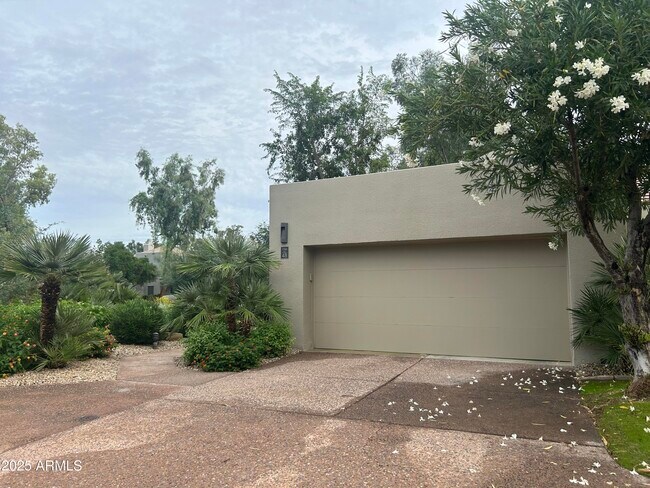 Building Photo - 7760 E Gainey Ranch Rd