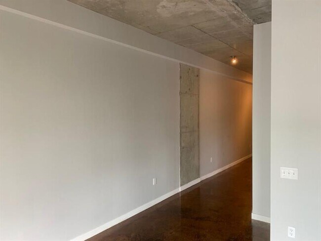 Building Photo - 335 W Ponce de Leon Ave