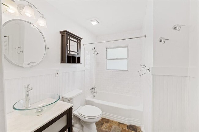 Building Photo - 1416 Woodland Hills Dr NE