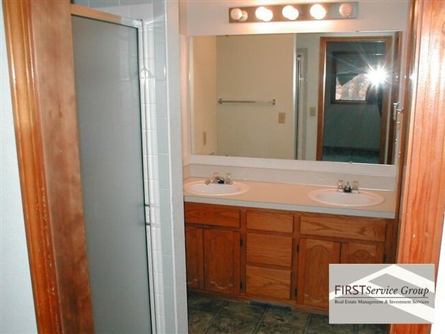 Building Photo - Large Single Family Home SE Boise!