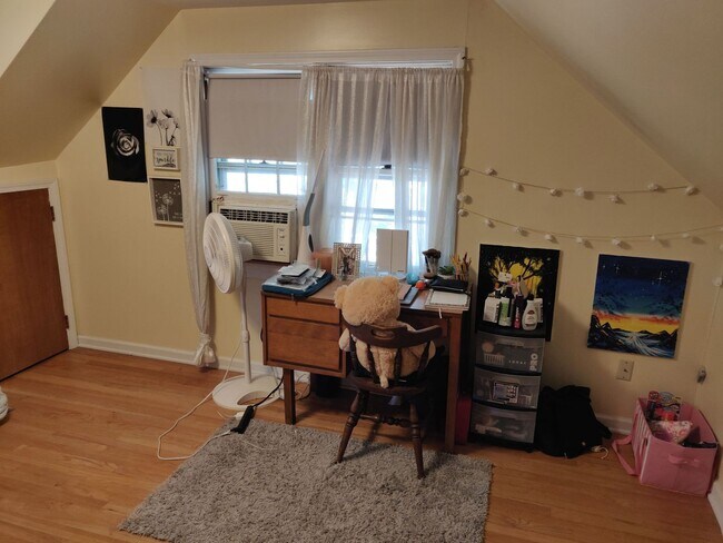 Building Photo - 4-Bedroom Home for Rent in the Heart of Si...