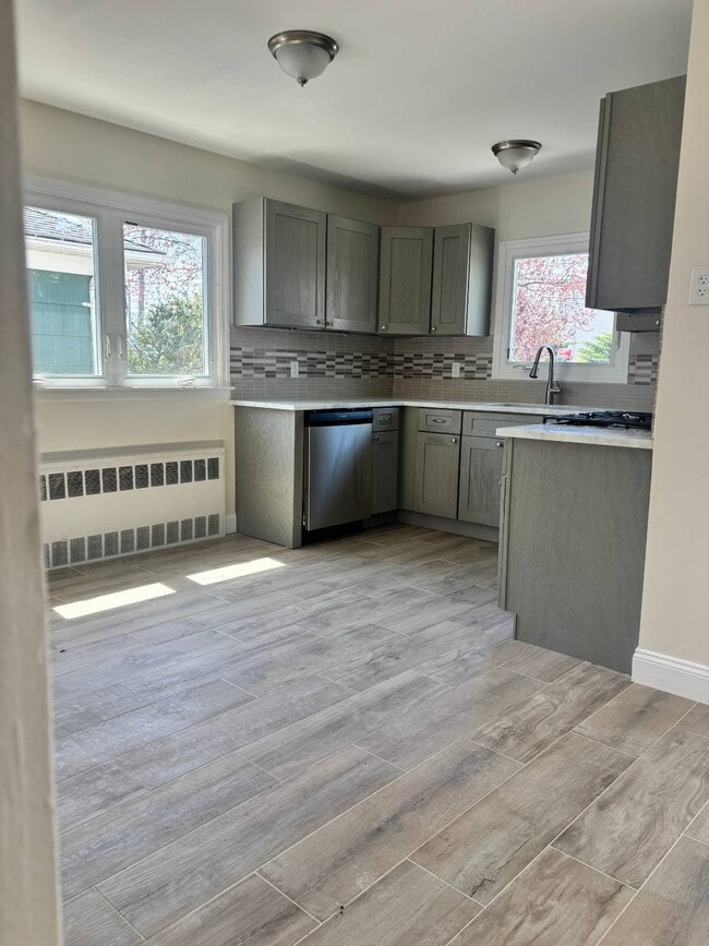 Building Photo - 527 Willowbrook Rd