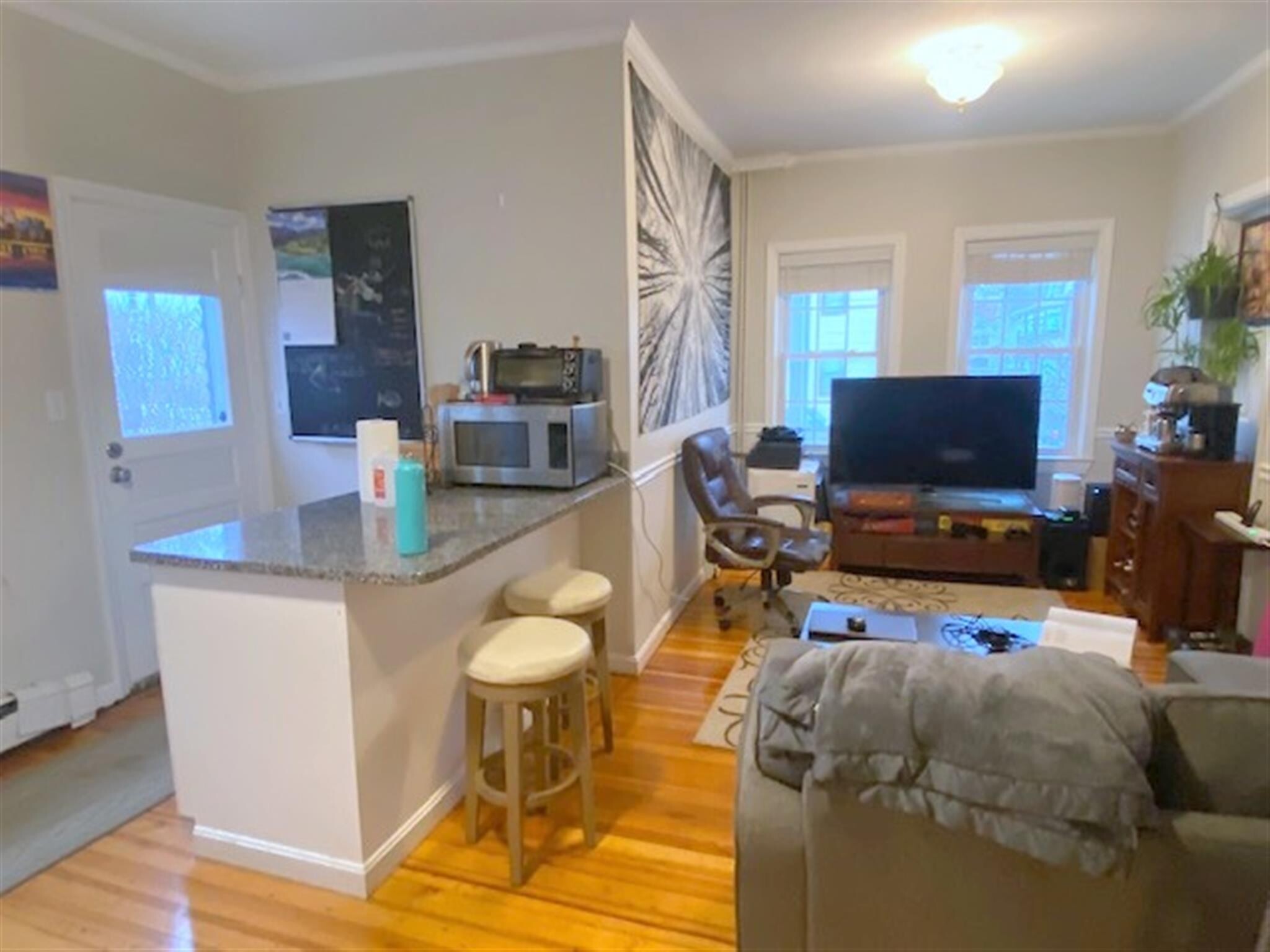 Building Photo - 521 Main St